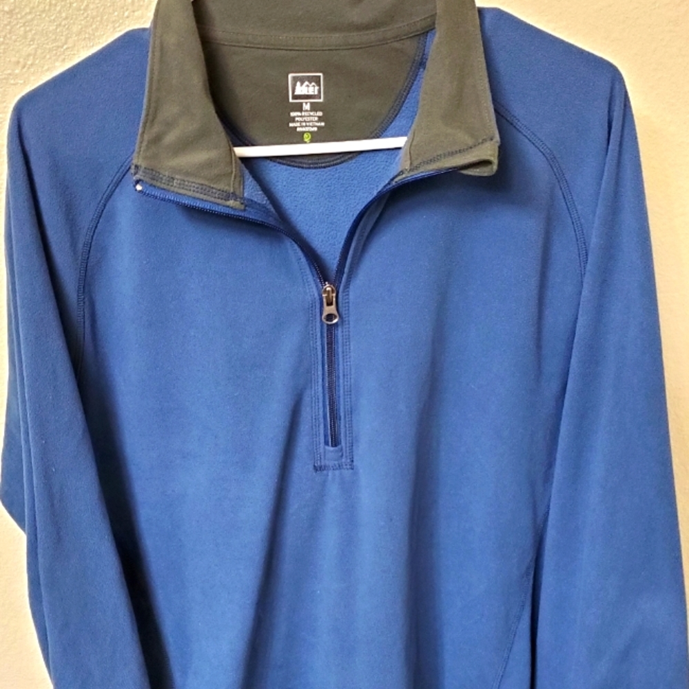 REI mens blue fleece lightweight sweatshirt in medium.